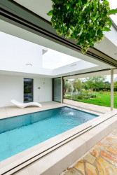 Výrazným prvkem je vodopád umístěný ve střešním výklenu.