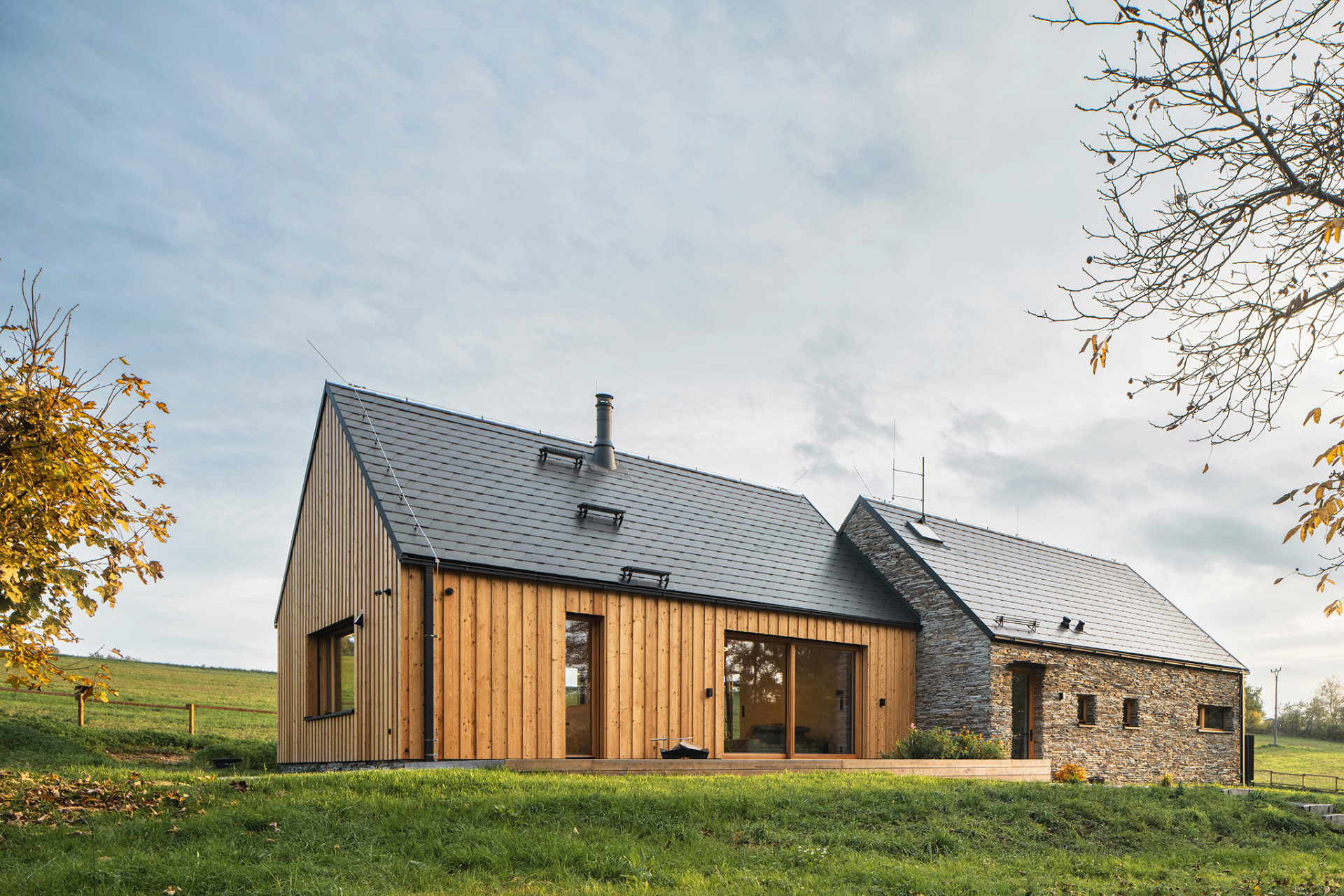 Lukáš Janout Architects jsou autory archetypálního rodinného domu v západních Čechách