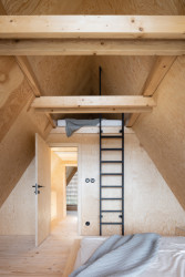 Architekti Martin Maňo a Tomáš Amtmann navrhli na břehu slovenské vodní nádrže Horná Studená Voda dřevěnou chatu