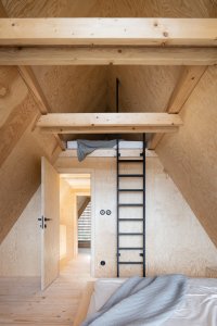 Architekti Martin Maňo a Tomáš Amtmann navrhli na břehu slovenské vodní nádrže Horná Studená Voda dřevěnou chatu