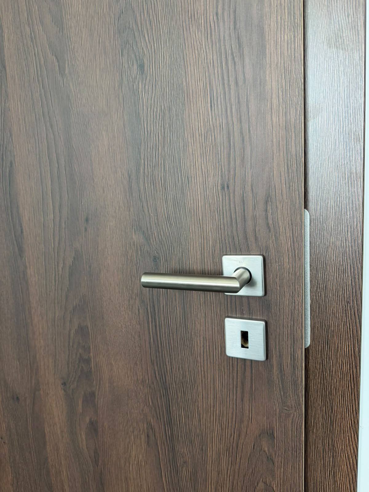 Interiérové dveře s inovativní povrchovou úpravou Softmatt od společnosti DOORNITE představují novou generaci povrchů, kde se hluboký mat potkává s vysokou mechanickou odolností.
