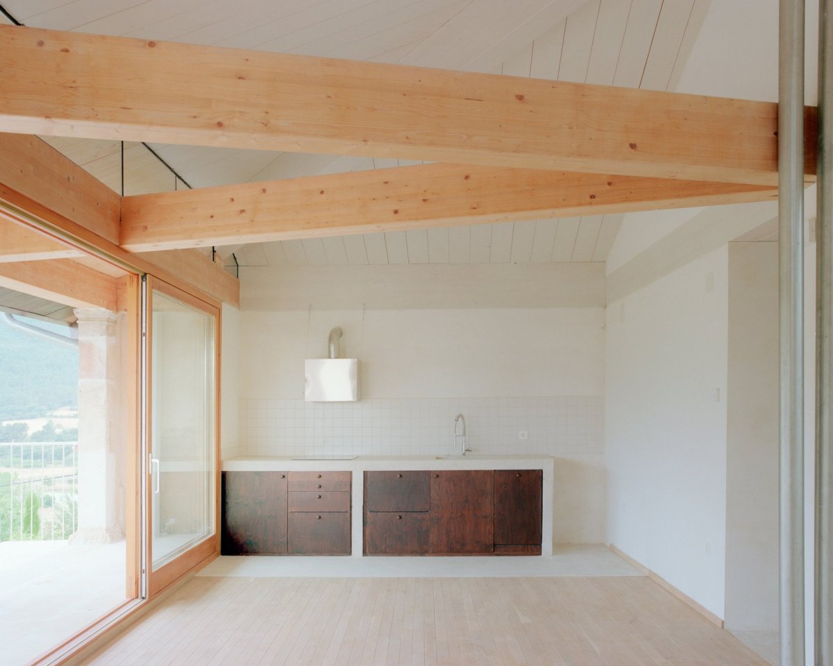 Španělské studio Ateinza Maure Arquitectos zrekonstruovalo starou stavbu ve Španělsku. Kamenný objekt nově slouží jako prázdninový dům