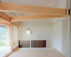 Španělské studio Ateinza Maure Arquitectos zrekonstruovalo starou stavbu ve Španělsku. Kamenný objekt nově slouží jako prázdninový dům