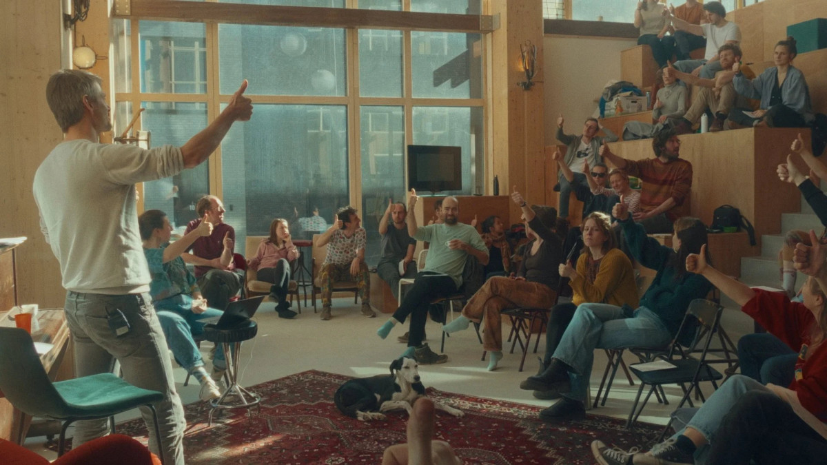 De Warren: Cesta ke společnému bydlení / Living Together: The Story of De Warren (Sam van Zoest, 2023)