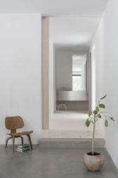 Nedaleko švédského Göteborgu stojí Villa Jägersro. V ní si mladá rodinu užívá výhledů na jezero a okolní přírodu.