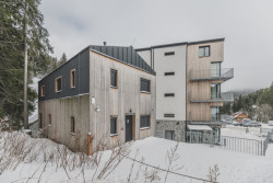 Studio Gebas realizovalo v Peci pod Sněžkou Hotel Zelený potok zahalený do dřeva.