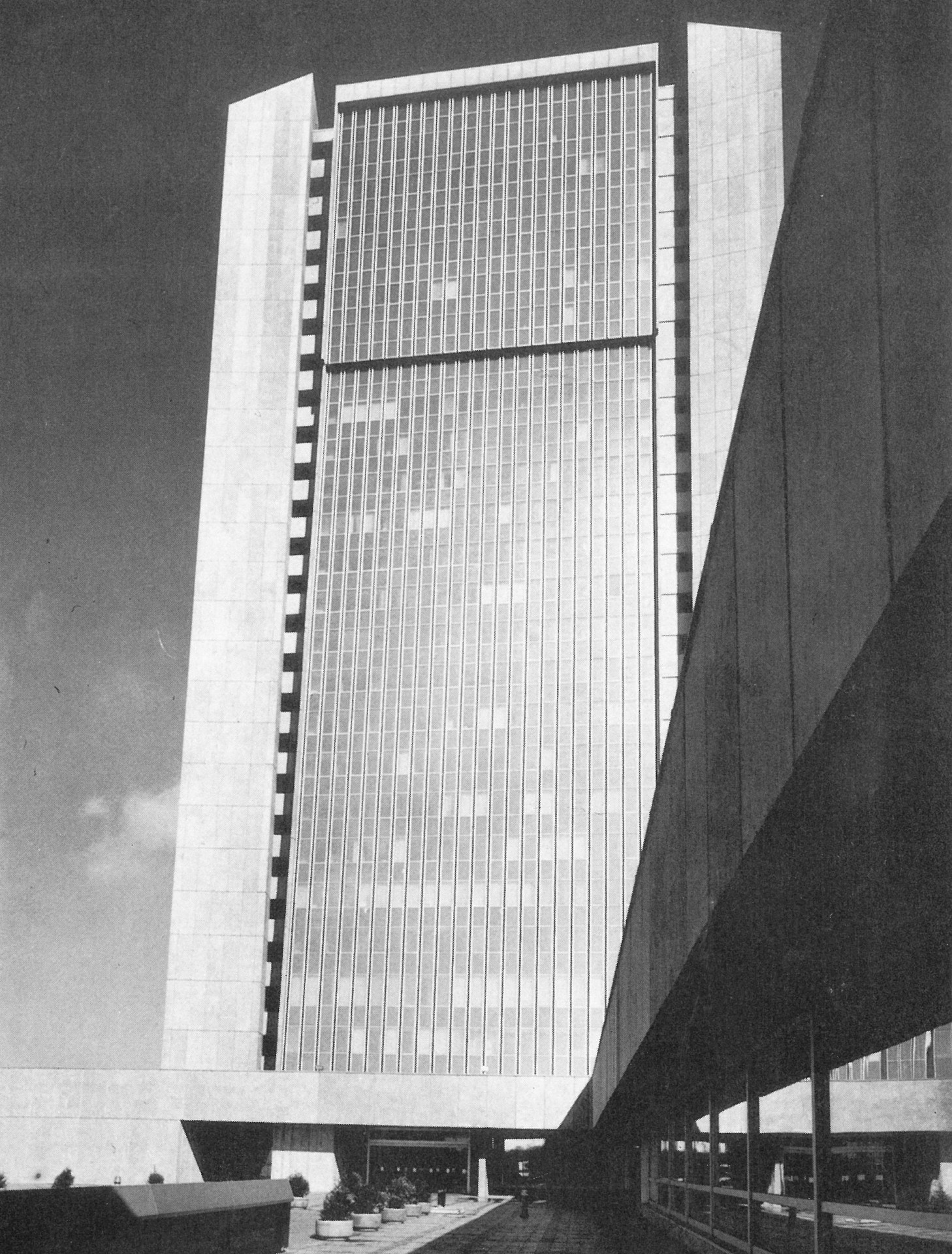 Zdeněk Kuna / Olivier Honke-Houfek / Zdeněk Stupka/ Jaroslav Zdražil / Milan Valenta: Motokov, Praha, 1974-1977, jižní fasáda, dobová fotografie. Zdeněk Kuna: Československý zastupitelský úřad, Milán, 1971 až 1976, dobová fotografie.