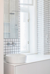 Pohled do koupelny (Rekonstrukce bytu na Letné; 0,5 Studio)