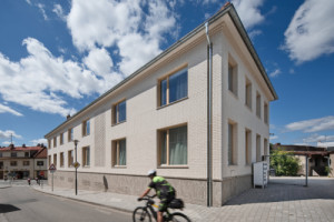 Z cihlových pásků a cihel vznikla na fasádě řada detailů. (Rekonstrukce bývalého pivovaru; Acronym collective studio)