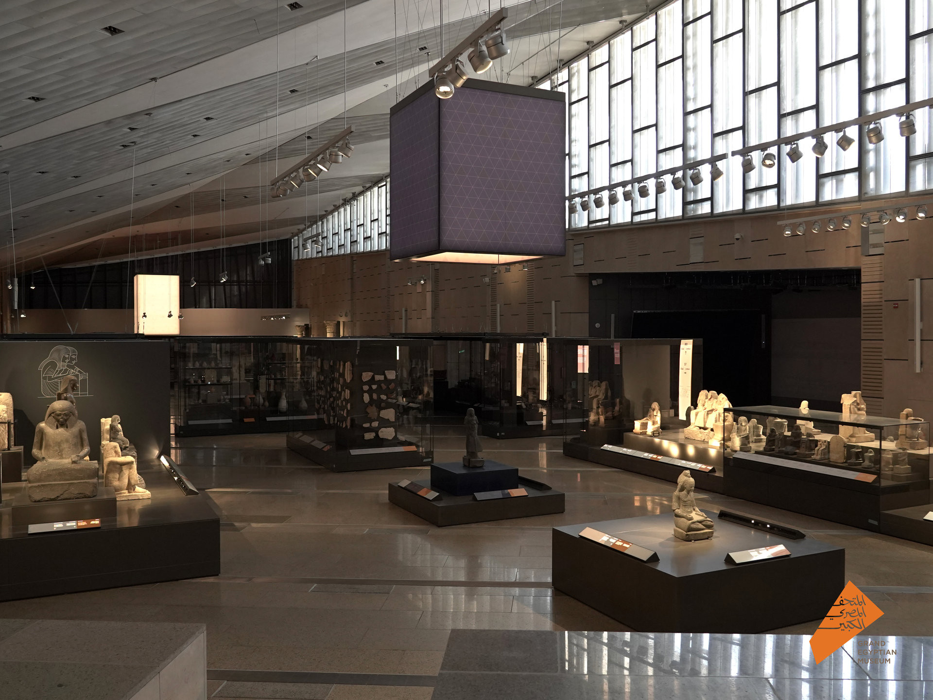 Uvnitř je několik výstavních sálů, rovněž podle designu Atelieru Brückner. Největší atrakcí je rozsáhlá sbírka pokladů z Tutanchamonovy hrobky. V muzeu je vystavena jeho zlatá pohřební maska, trůn, sarkofág a zhruba tisíc osm set dalších předmětů - ocitli se dohrmoady poprvé od doby, kdy britský egyptolog Howard Carter v roce 1922 hrobku otevřel.