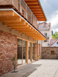 Nová přístavba využívá tradiční materiály, napříkald cihly z "bouračky."