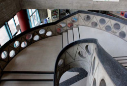 Obr. 8b: Koncertní sál Gunma Music Center v Takasaki, 196, schodiště ve vstupní hale - foto