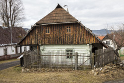 Štít  z prken Jiří Novák rekonstruoval dva týdny. (Roubená chalupa Strašín)