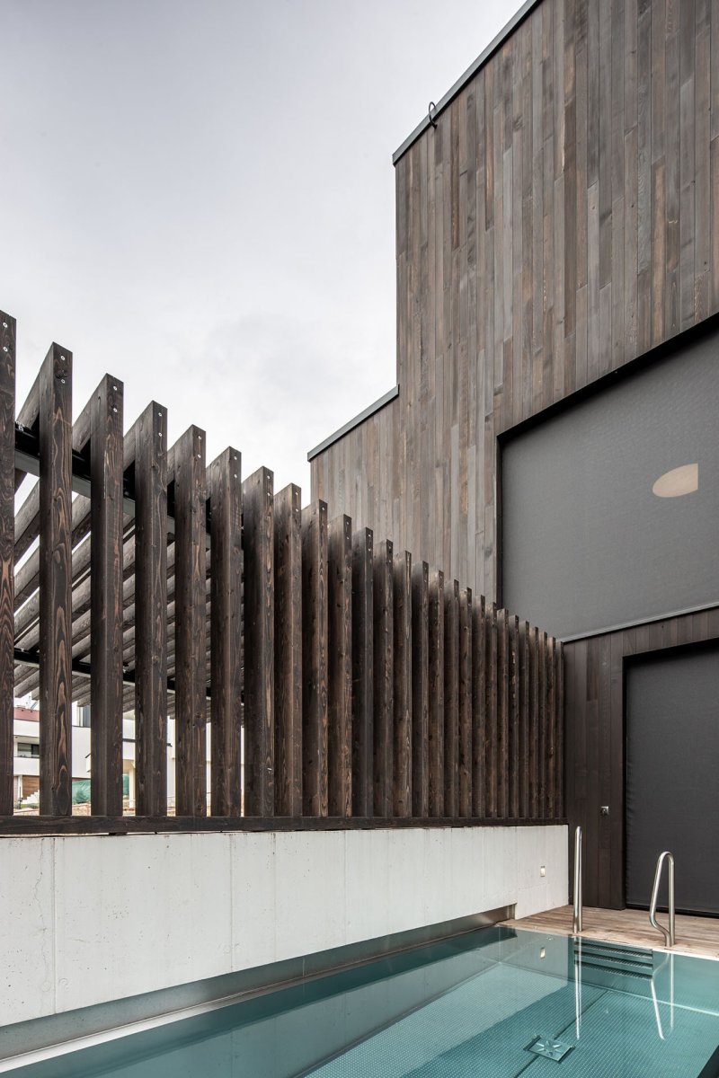 Dům má hned několik teras. Třeba na té jihozápadní je umístěn malý bazén a také sauna, kde rodina relaxuje. (Dům Devín, plusminusarchitects)