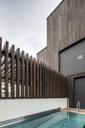 Dům má hned několik teras. Třeba na té jihozápadní je umístěn malý bazén a také sauna, kde rodina relaxuje. (Dům Devín, plusminusarchitects)