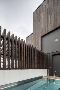 Dům má hned několik teras. Třeba na té jihozápadní je umístěn malý bazén a také sauna, kde rodina relaxuje. (Dům Devín, plusminusarchitects)