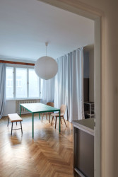 Jeho byt na Letné v podstatě prošel pouze očištěním od nepraktických nánosů. - Byt v Praze na Letné, Prokop Hartl