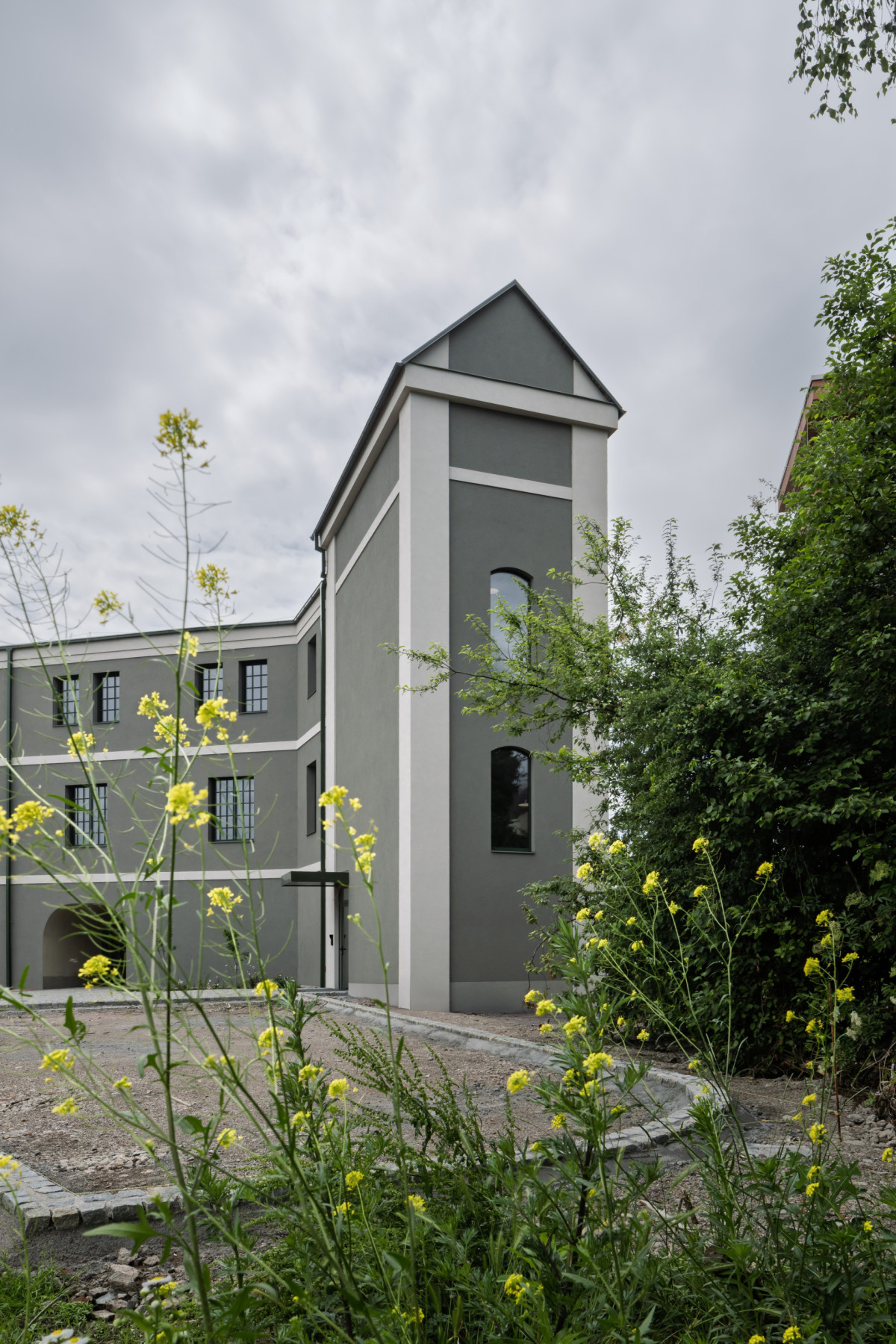 Místní budovu nazývají „zelená“. Architekti ze studia OVA, pověření obnovou, jí charakteristickou barvu ponechali. Zelená je na fasádě, okapech, parapetech, uvnitř je zelené teraco i další prvky.