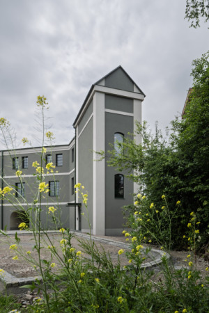 Místní budovu nazývají „zelená“. Architekti ze studia OVA, pověření obnovou, jí charakteristickou barvu ponechali. Zelená je na fasádě, okapech, parapetech, uvnitř je zelené teraco i další prvky.