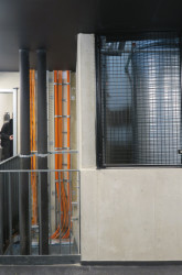 Odhalené rozvody médií prostupují celou budovou. (Horácká multifunkční aréna; Chybik + Kristof)