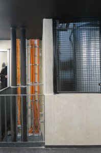 Odhalené rozvody médií prostupují celou budovou. (Horácká multifunkční aréna; Chybik + Kristof)