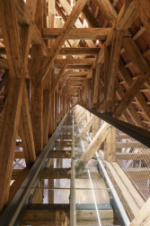 Zrestaurovaný renesanční krov objektu Paláce - na snímku pochozí transparentní lávka (Port 1560, Domy Architects)