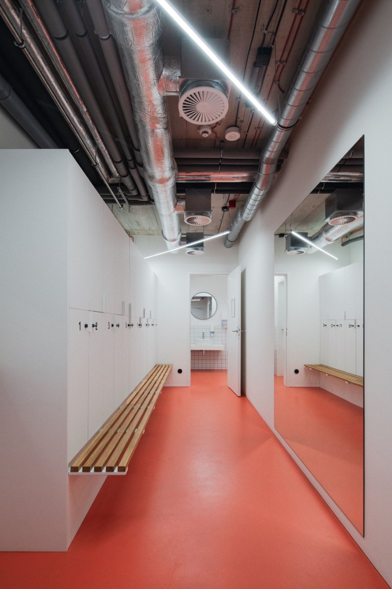 Zázemí fitnesscentra v historických sklepních prostorách (Villa Fitz v Rokycanech, Luni architekti)