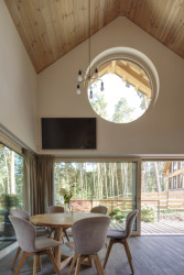 Obývací část je převýšená až do krovu. (Chata Spiegelbaude, A1 architects)