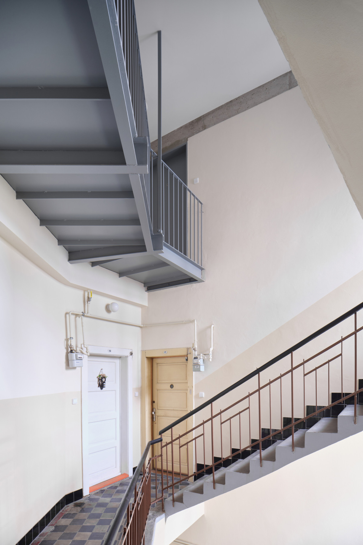 V nově vzniklém podkroví přibyla čtveřice nových bytů. (Nástavba Harfa; matěj šebek architekti)