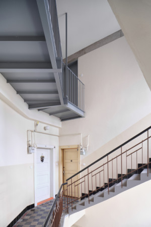 V nově vzniklém podkroví přibyla čtveřice nových bytů. (Nástavba Harfa; matěj šebek architekti)