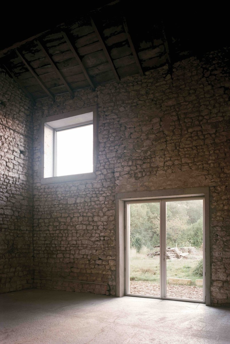 Konverze starého statku, Martin Migeon Architecture: I přes současný zásah neztrácí stavba původní rustikální charakter.