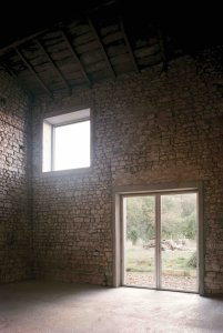 Konverze starého statku, Martin Migeon Architecture: I přes současný zásah neztrácí stavba původní rustikální charakter.