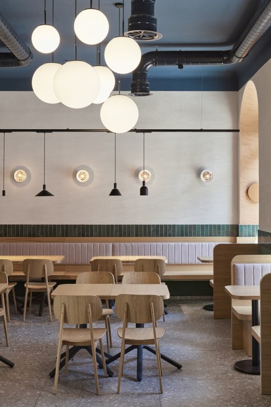 Karlínskou pobočku Dhaba Beas ozdobila kolekce svítidel od Delta Light