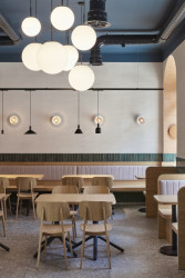 Karlínskou pobočku Dhaba Beas ozdobila kolekce svítidel od Delta Light