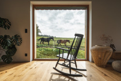 Lukáš Janout Architects jsou autory archetypálního rodinného domu v západních Čechách