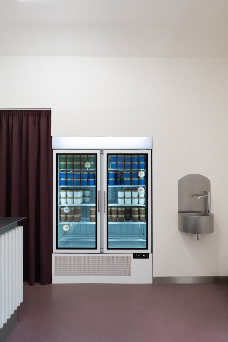 Interiér zmrzlinárny v Brně od architektky Barbory Kudelové
