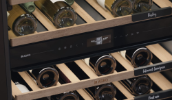 S kapacitou až 261 lahví poskytují dostatek prostoru, přehlednost a snadný přístup. (Luxusní vinotéky společnosti ASKO v duchu severské estetiky)