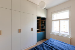 Materiály z hlavního obytného prostoru se objevují i v ložnici.  - Rekonstrukce bytu v Praze - Holešovicích, Studio Schwestern.