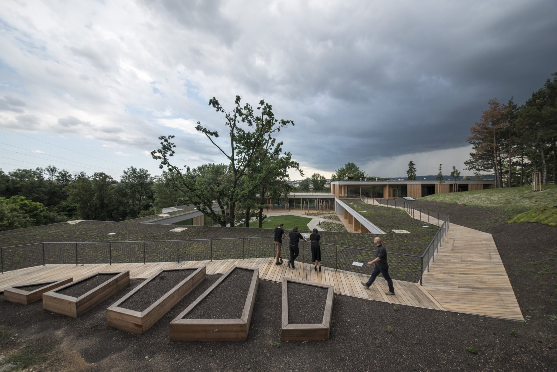 V prvním patře lze vyjít na terasu a po ní na procházkový chodníček. (Dům pro Julli, ateliér Čtyřstěn)