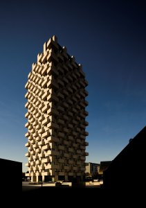 Inspirací pro „seskládání“ fasády z kubických modulů byly prý architektům kontejnery z přístavu Porto de Leixões, což je nejvýznamnější přístav Porta. (Tower 15 v Leça da Palmeira v Portugalsku, OODA)