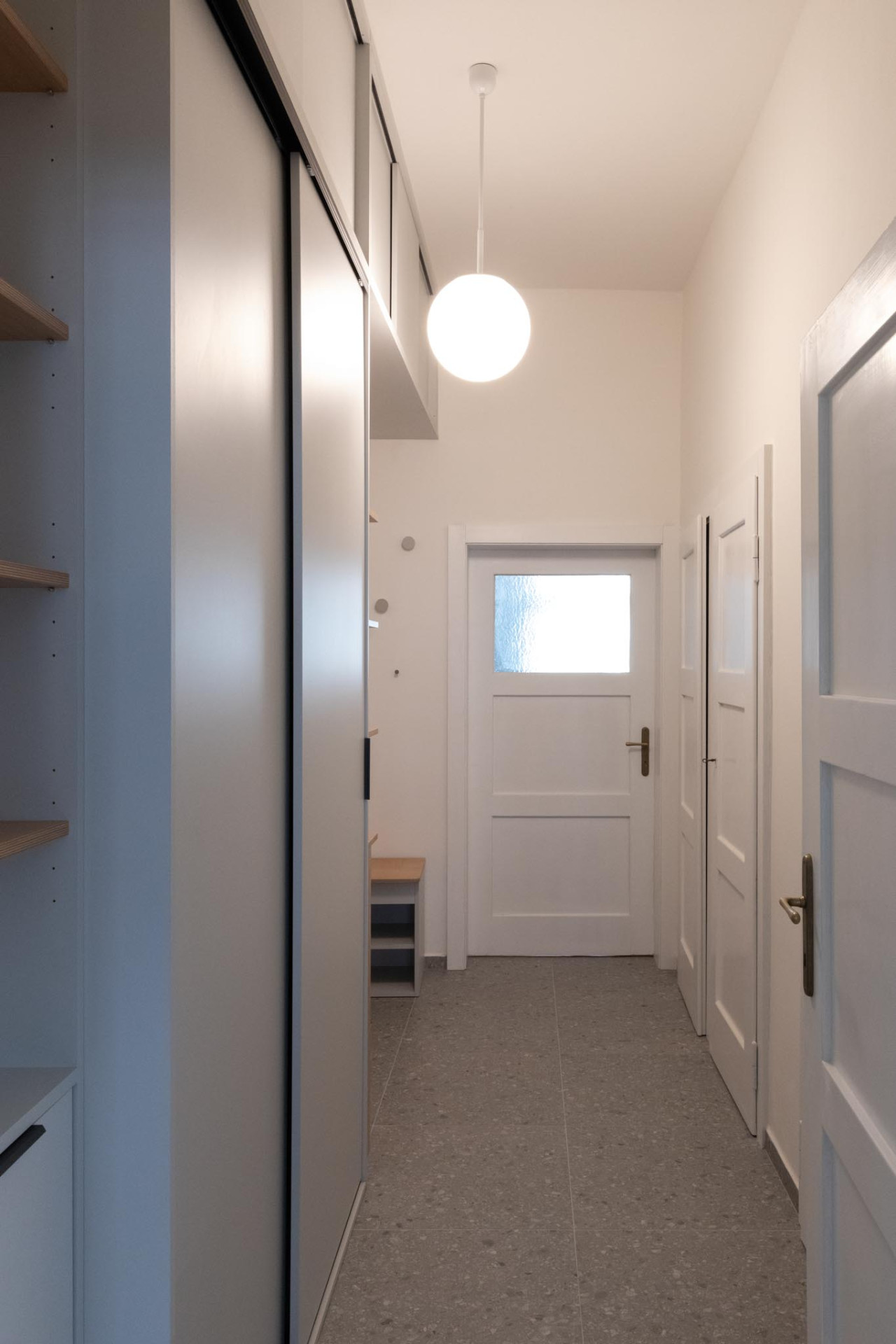 Původní kuchyni v chodbě nahradily úložné prostory.  - Rekonstrukce bytu v Praze - Holešovicích, Studio Schwestern.