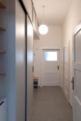 Původní kuchyni v chodbě nahradily úložné prostory.  - Rekonstrukce bytu v Praze - Holešovicích, Studio Schwestern.