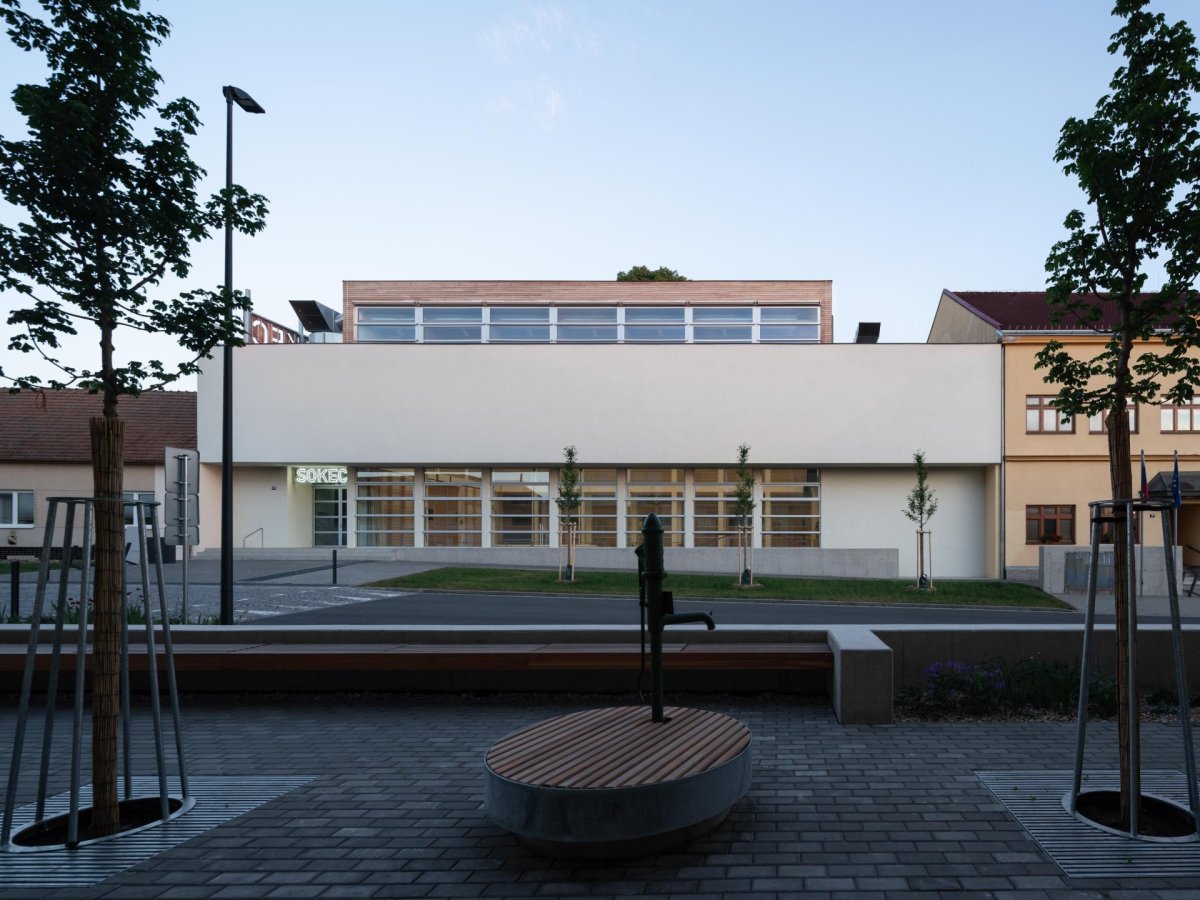 Společensko-kulturní centrum SOKEC v Hrušovanech u Brna od caraa architekti/Atelier KAVA