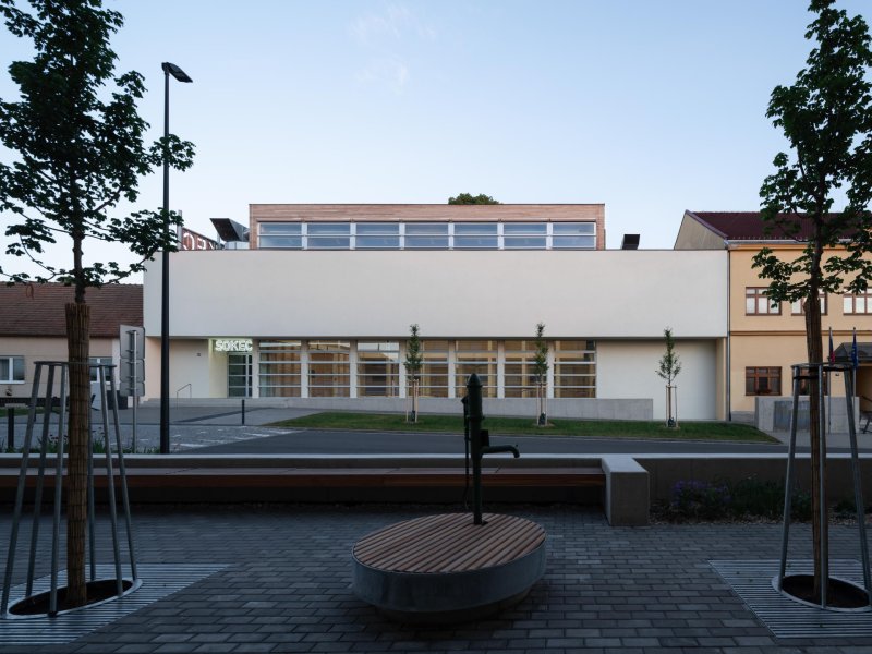 Společensko-kulturní centrum SOKEC v Hrušovanech u Brna od caraa architekti/Atelier KAVA
