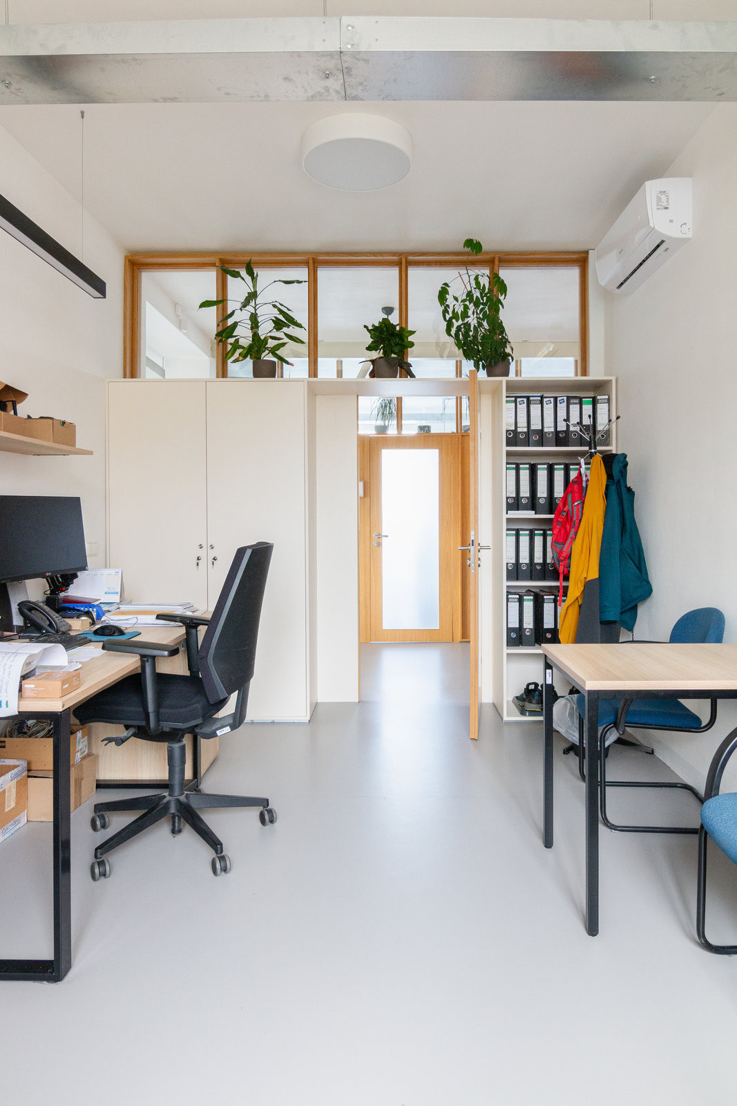 Pohled do jedné z kanceláří (Rekonstrukce kanceláří VHOS a.s. v Moravské Třebové; tomato studio)