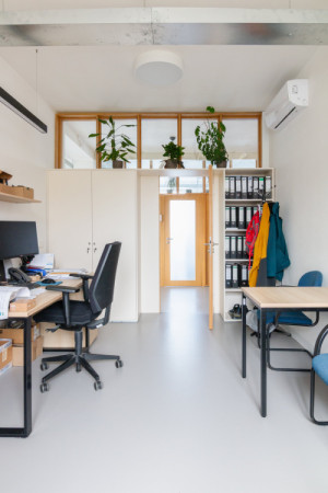 Pohled do jedné z kanceláří (Rekonstrukce kanceláří VHOS a.s. v Moravské Třebové; tomato studio)