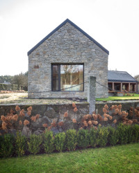 Největší změnou oproti historické předloze je nová orientace usedlosti směrem k řece. Z obytných místností je velkoformátovými okny vidět přímo na hladinu Vltavy. (Usedlost na Slapech, edit! architects)