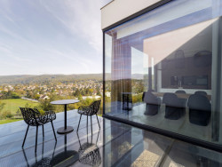 Z hlavního obytného prostoru se dá vystoupit na můstek z vrstveného kaleného skla. (Vila u Prahy, boq architekti)