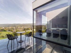 Z hlavního obytného prostoru se dá vystoupit na můstek z vrstveného kaleného skla. (Vila u Prahy, boq architekti)
