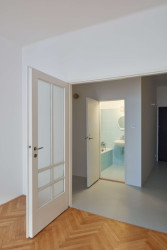 Na chodbu navazují dva velké pokoje, jeden s kuchyní, druhý se zeleným stolem. - Byt v Praze na Letné, Prokop Hartl